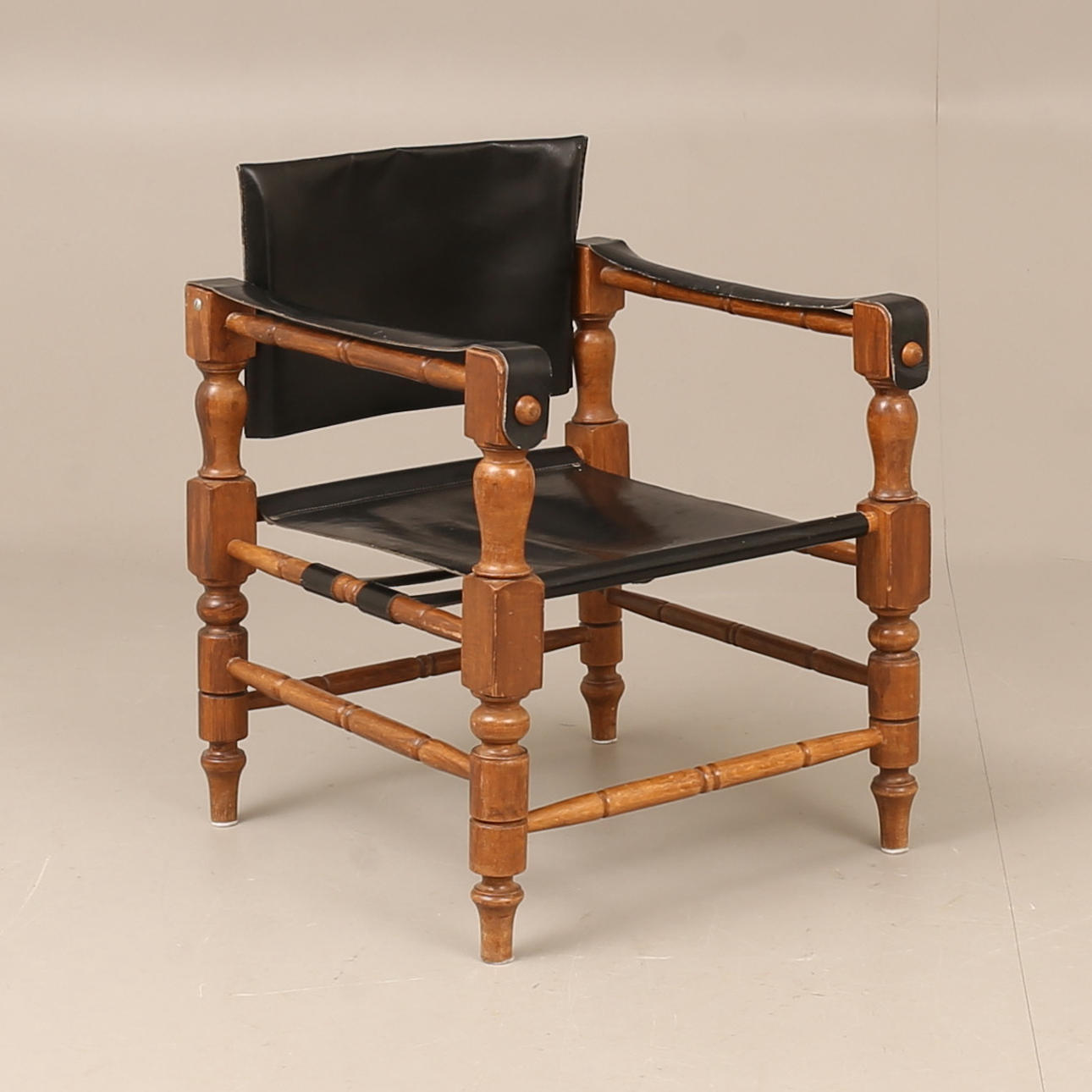 KARMSTOL, trä, skinn, 1900-tal.