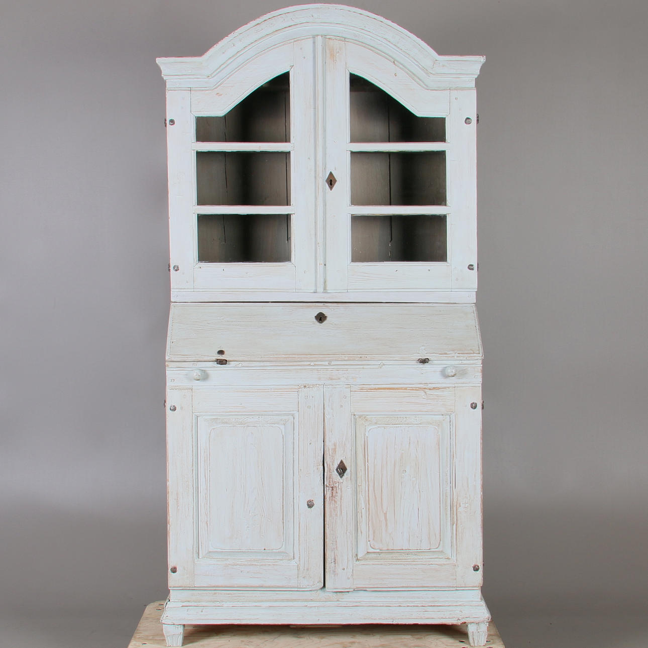 SKRIVSKÅP, med vitrindel, 1700-tal.