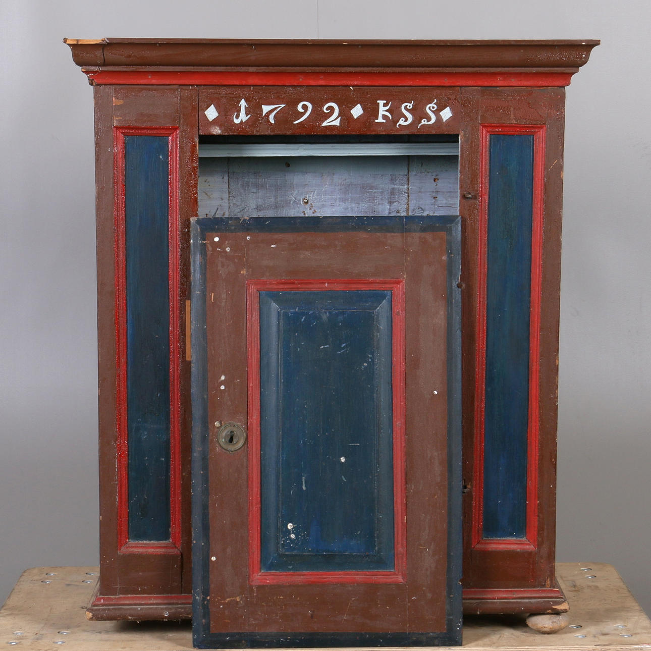 VÄGGSKÅP, med fötter, allmoge, anno 1792.