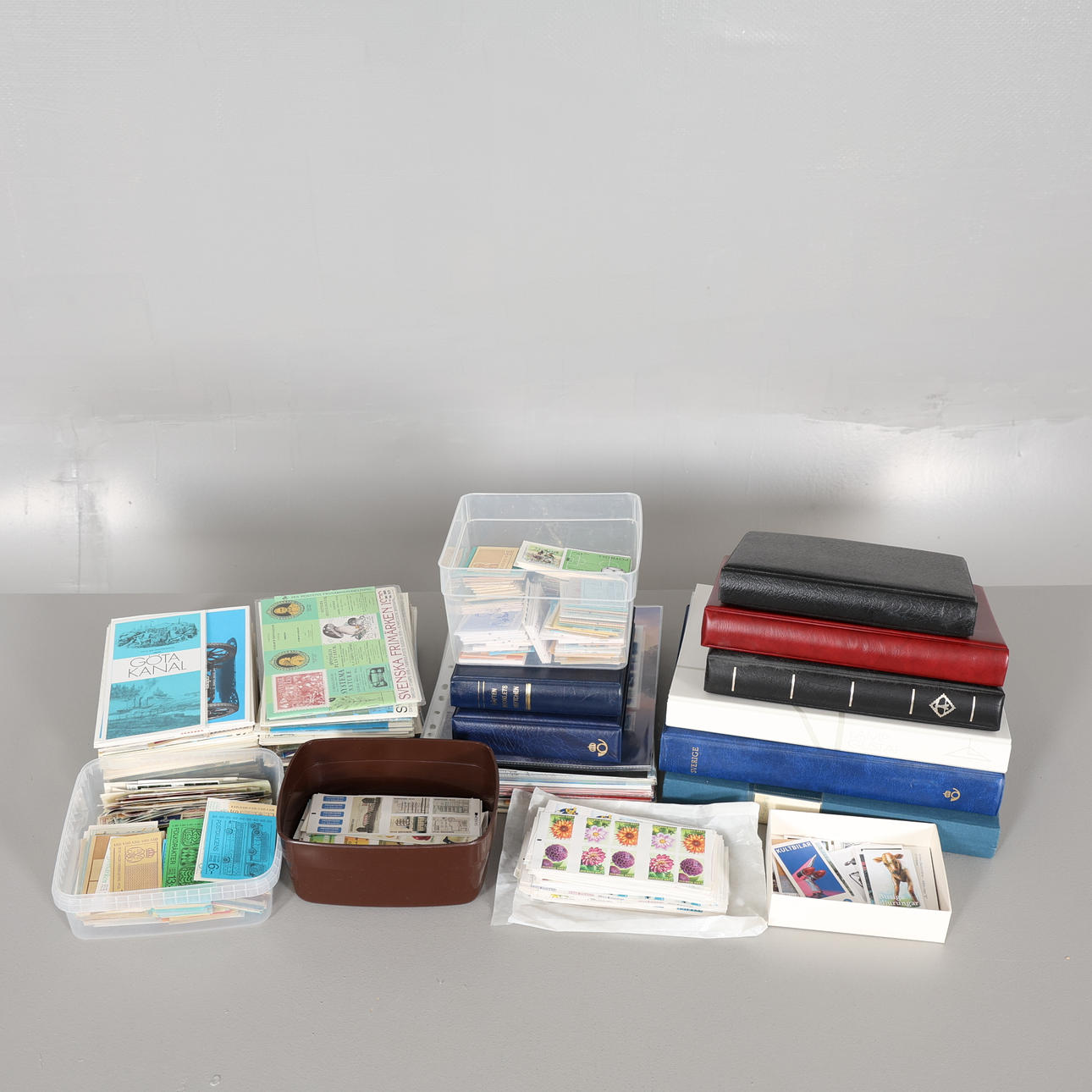 STAMP COLLECTION, Swedish, mostly postfresh total face value approx. 35000: -.