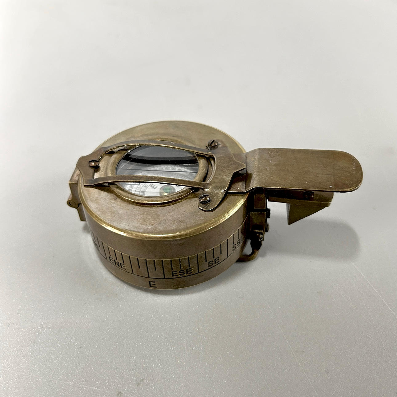 A REPRODUCTION MILITARY COMPASS. Weapons & Militaria - Other - Auctionet