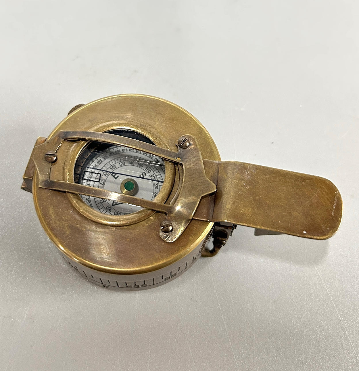 A REPRODUCTION MILITARY COMPASS. Weapons & Militaria - Other - Auctionet