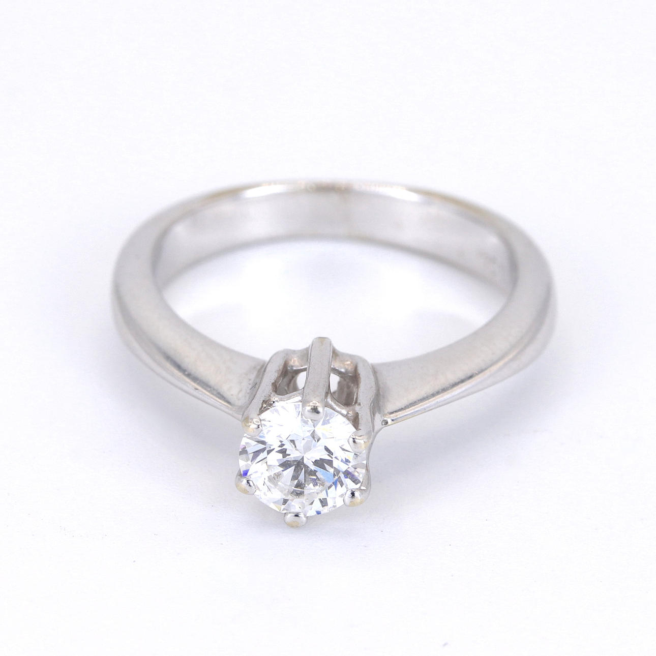 18CT WHITE GOLD DIAMOND SET SOLITAIRE RING.
