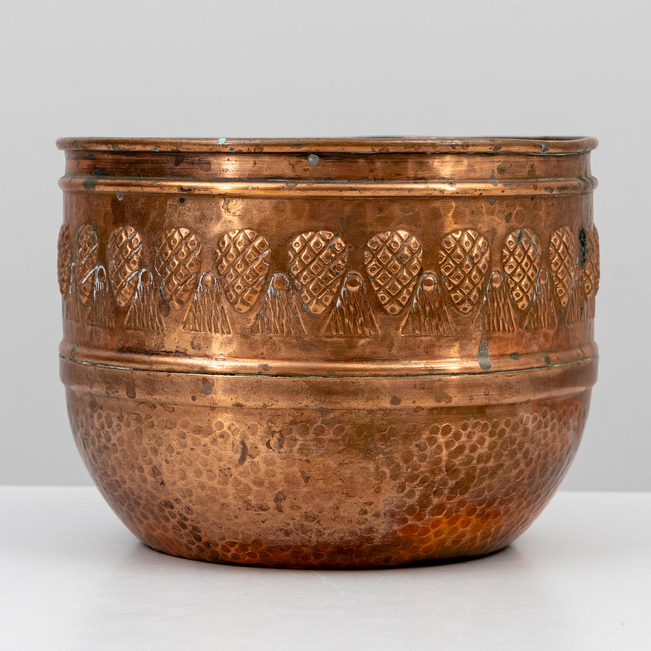 YTTERFODER, koppar, dekor av kottar, jugend, 1900-talets början.