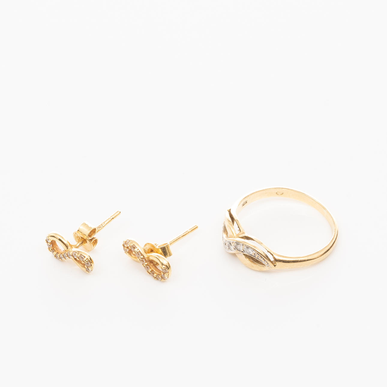 RING & EARRINGS, 18K gold, “infinity” Brilliant diamonds.