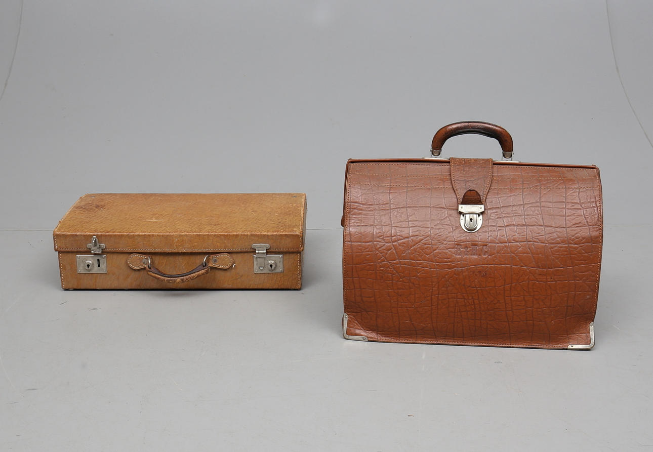PORTFÖLJER/VÄSKOR, 2 st, präglat skinn, 1900-talets mitt.