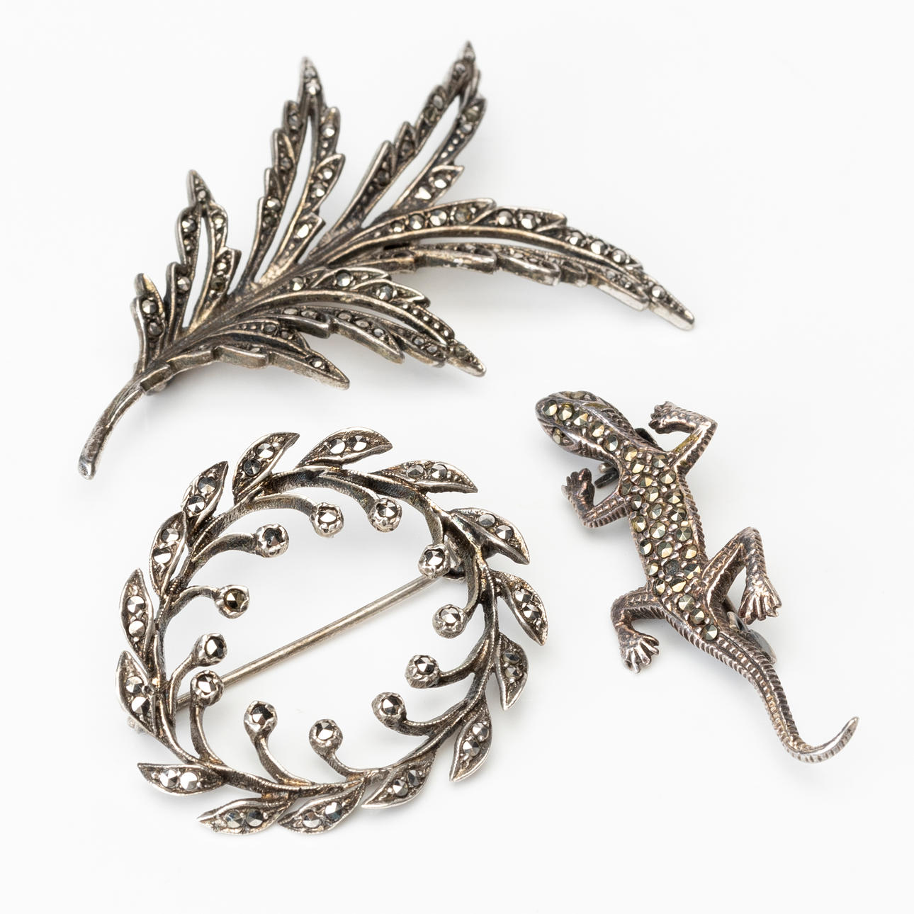 BROSCHER, 3 st, sterlingsilver och silver, bla markasiter.