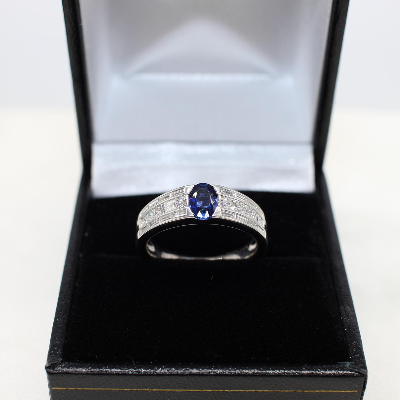SAPPHIRE & DIAMOND RING.