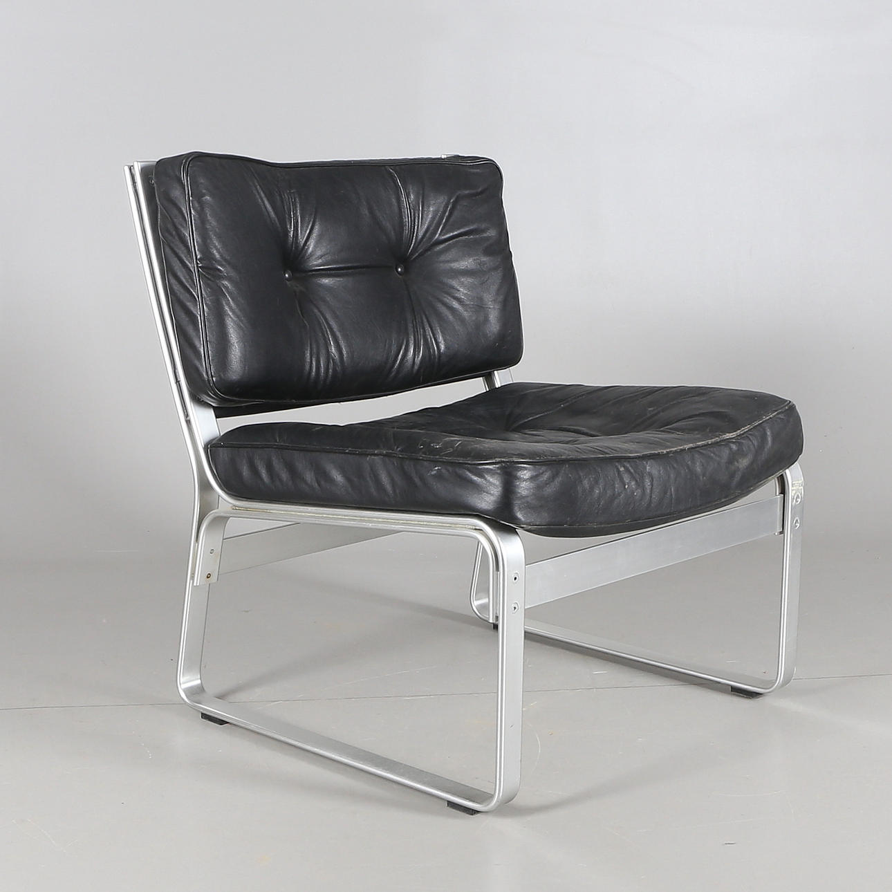 KARL ERIK EKSELIUS. FÅTÖLJ, Stål samt skinn, JOC, Vetlanda, 1970-tal.