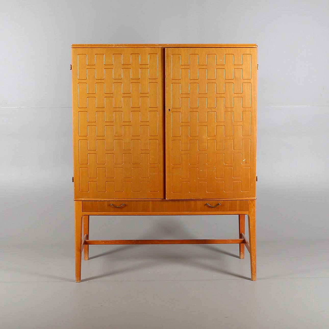 DAVID ROSÉN. LINNESKÅP, teak/alm/ek, fanerat, 1900-talets mitt.