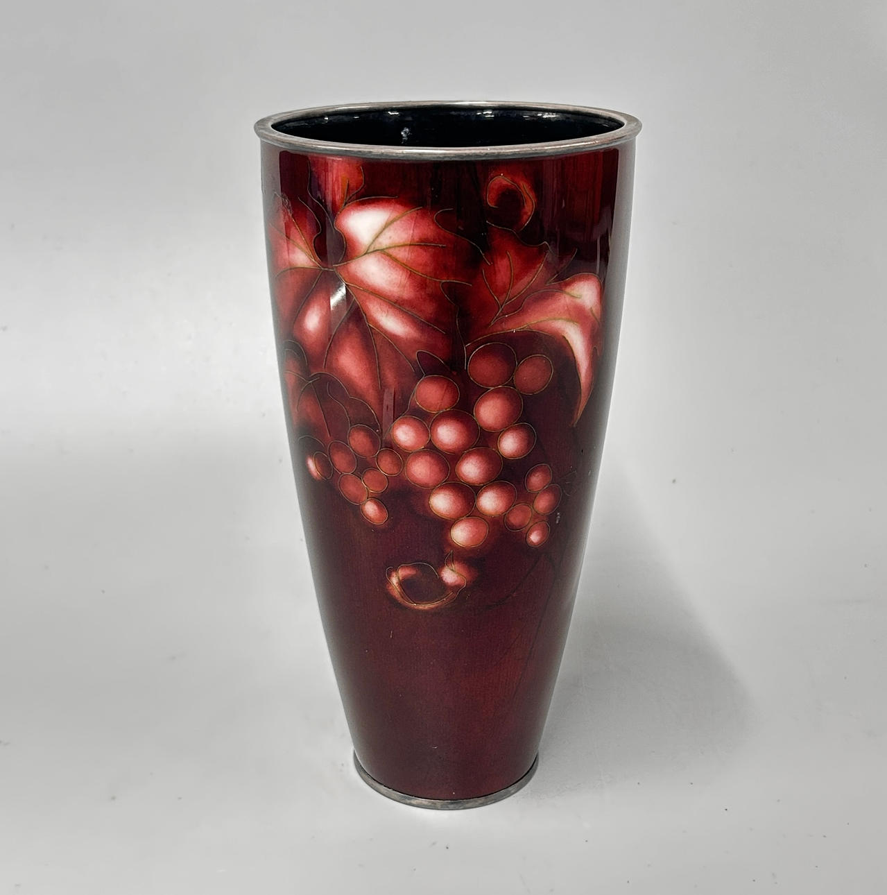 A RED CLOISONNE VASE.