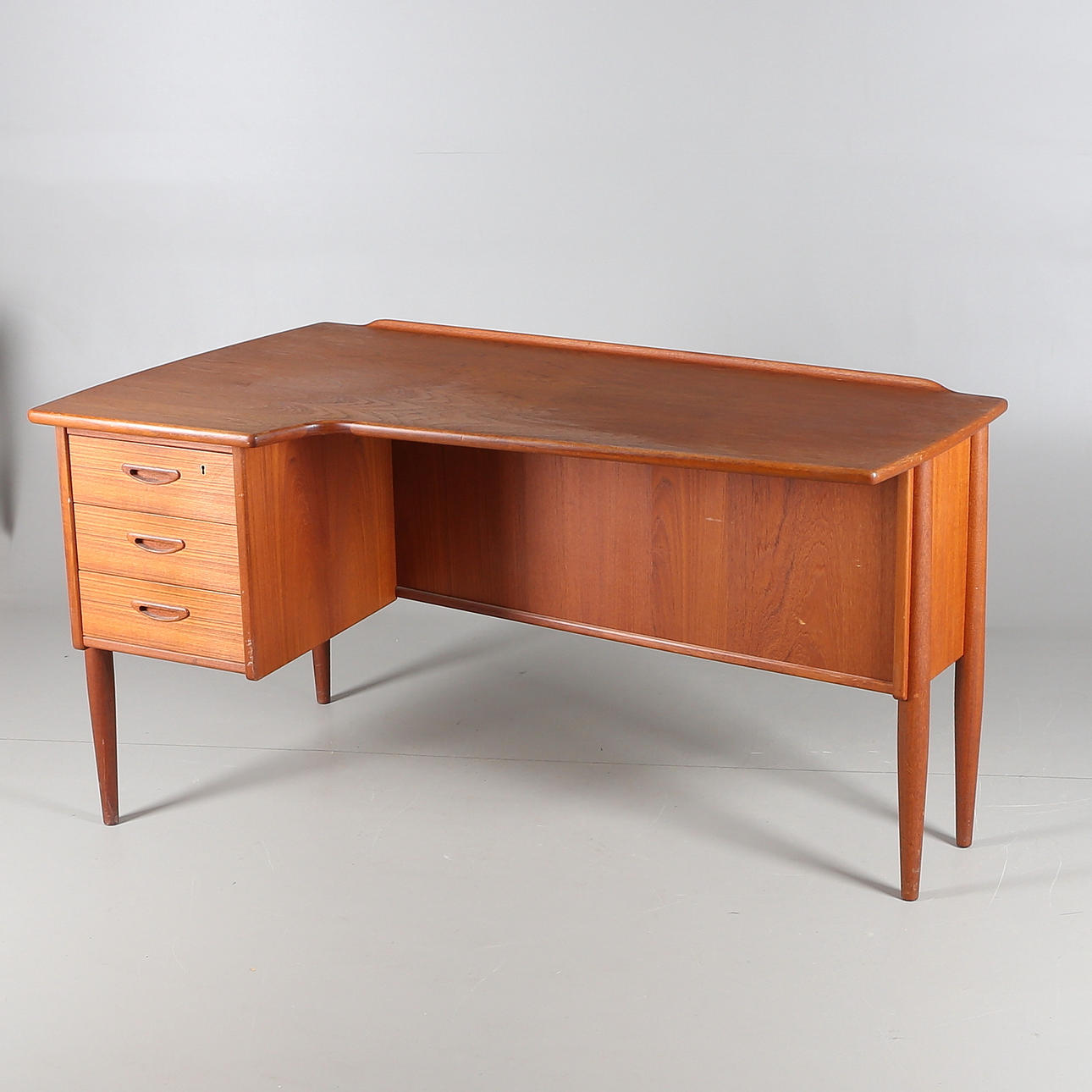 SKRIVBORD, Ek/Björk/teak, fanerat, 1960-talet.