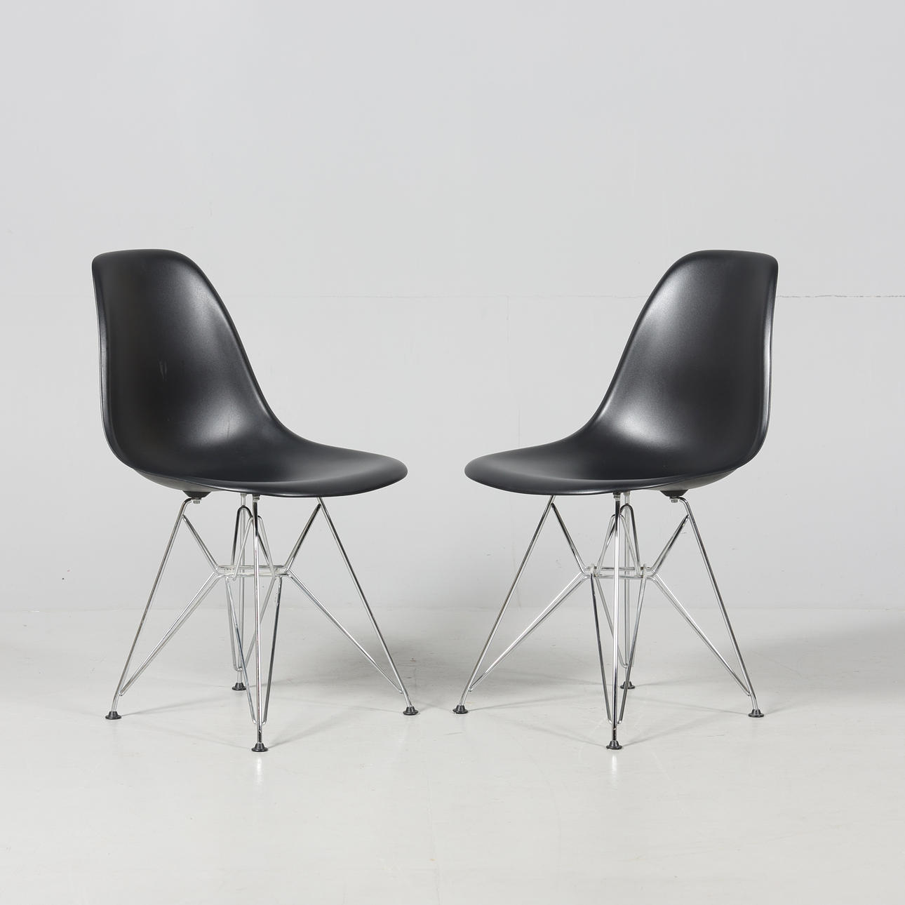 CHARLES & RAY EAMES. STOLAR, Ett par, "Eames Plastic Chair" Vitra.