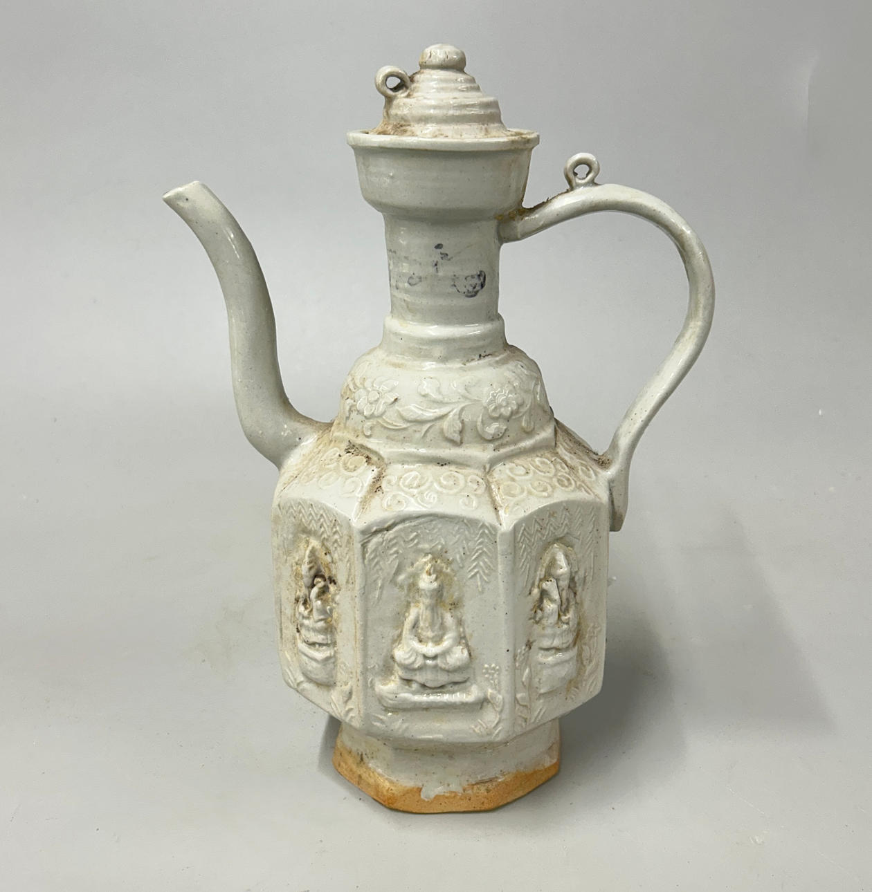 A WHITE CERAMIC KOREAN TEA POT.