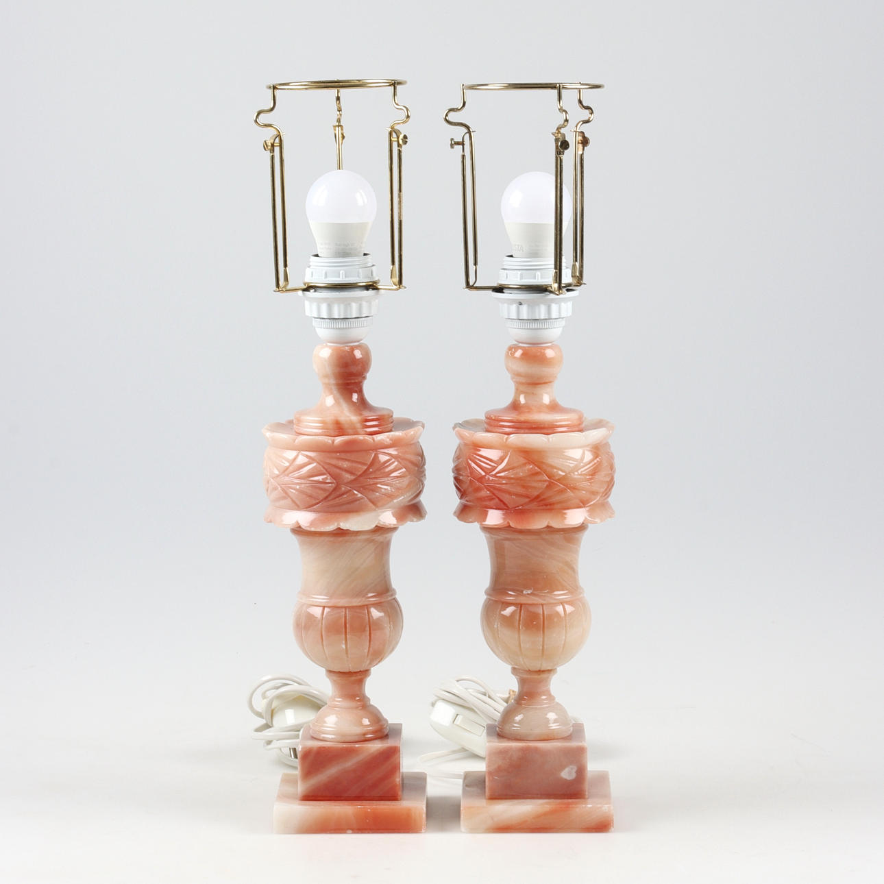 BORDSLAMPOR, ett par, alabaster. 1900-tal.