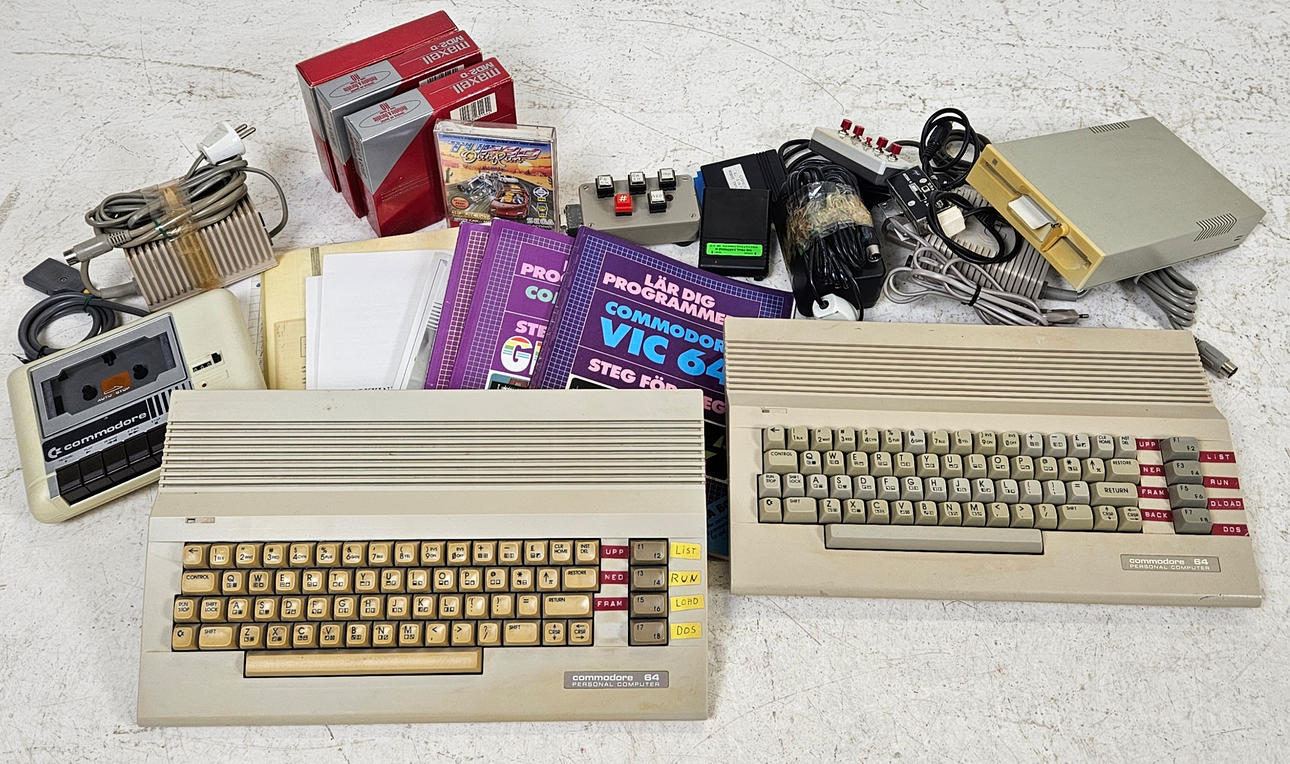 Computers, 2, Commodore 64, with accessories.