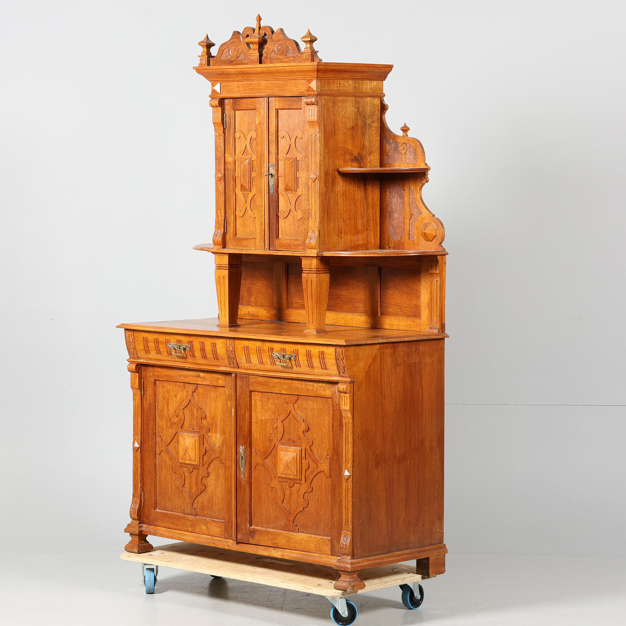 CABINETS, Neo-Renaissance.