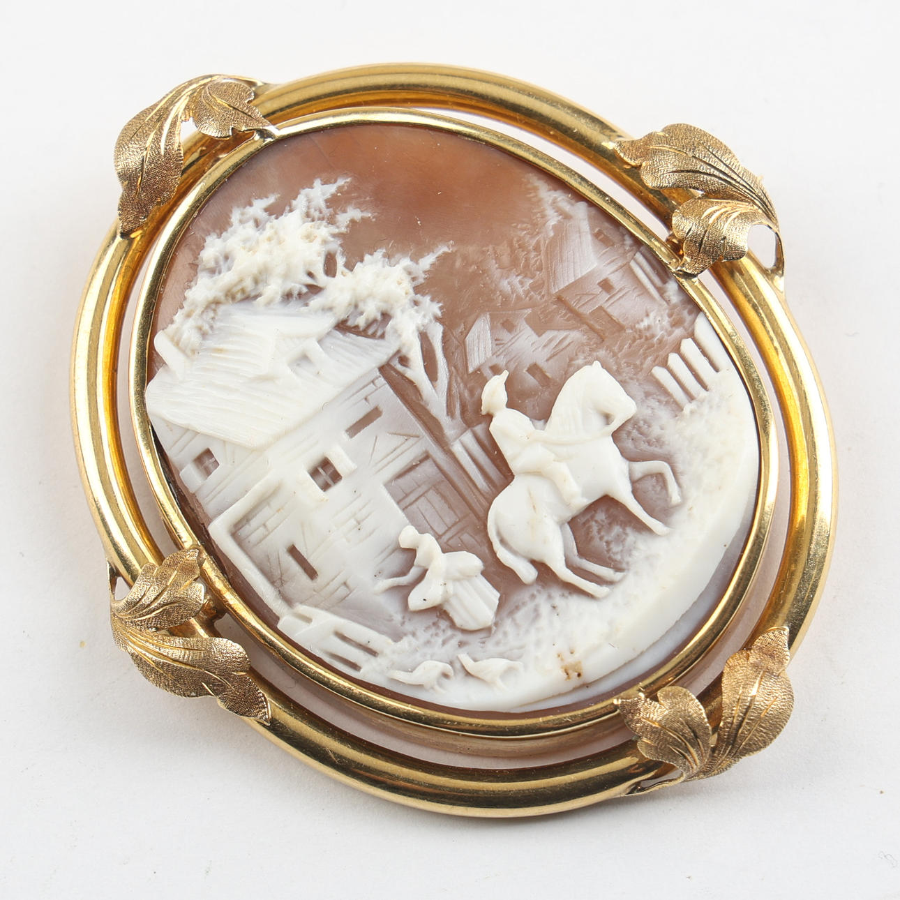 BROSCH, kamé, 18K, skuret snäckskal.