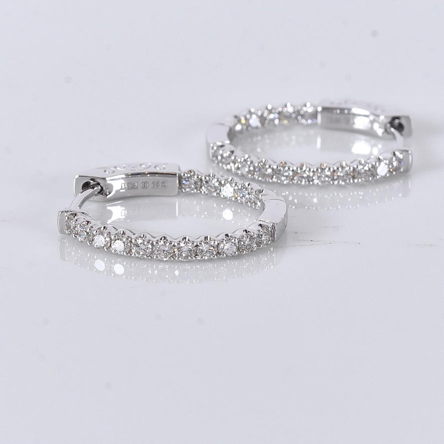 DIAMANTCREOLER, ett par, 0,70ct, vitguld 18K.