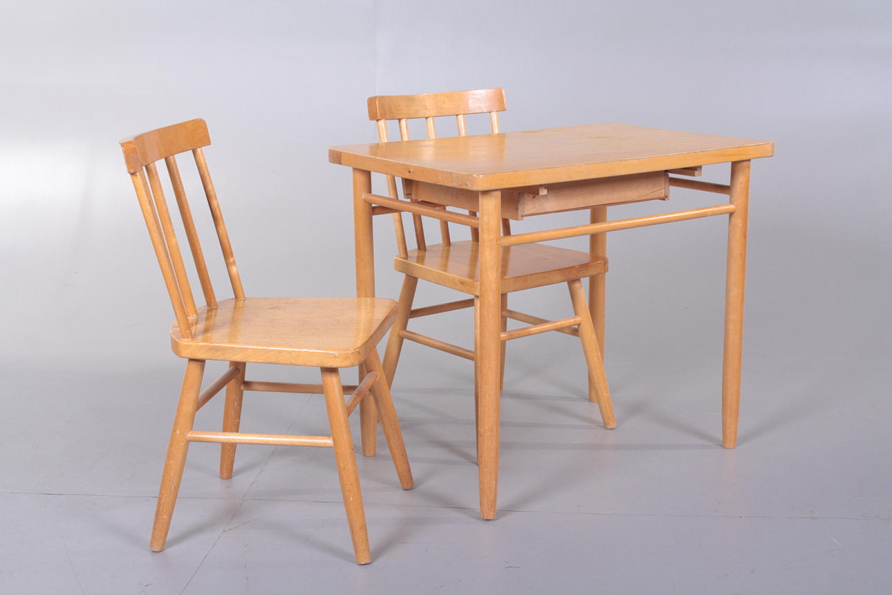 BARNSTOLAR och BORD, med låda, Gemla.
