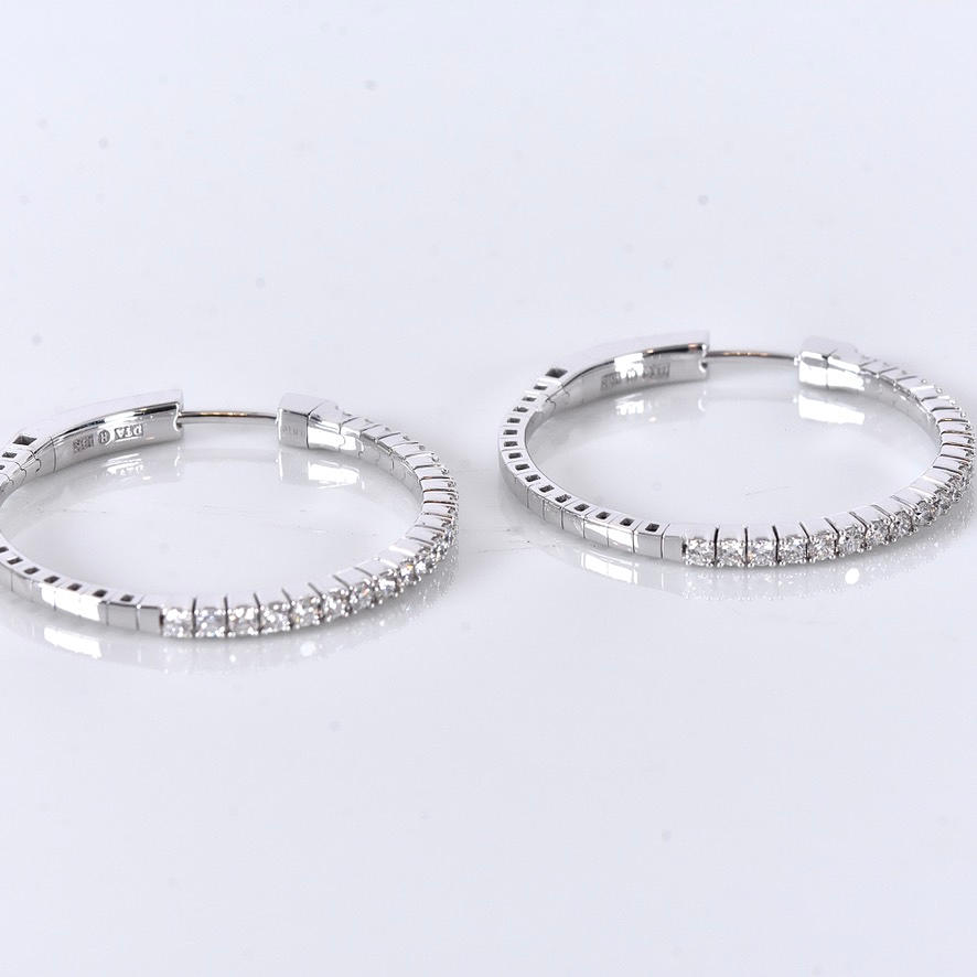 DIAMANTCREOLER, ett par, 0,81ct, vitguld 18K.