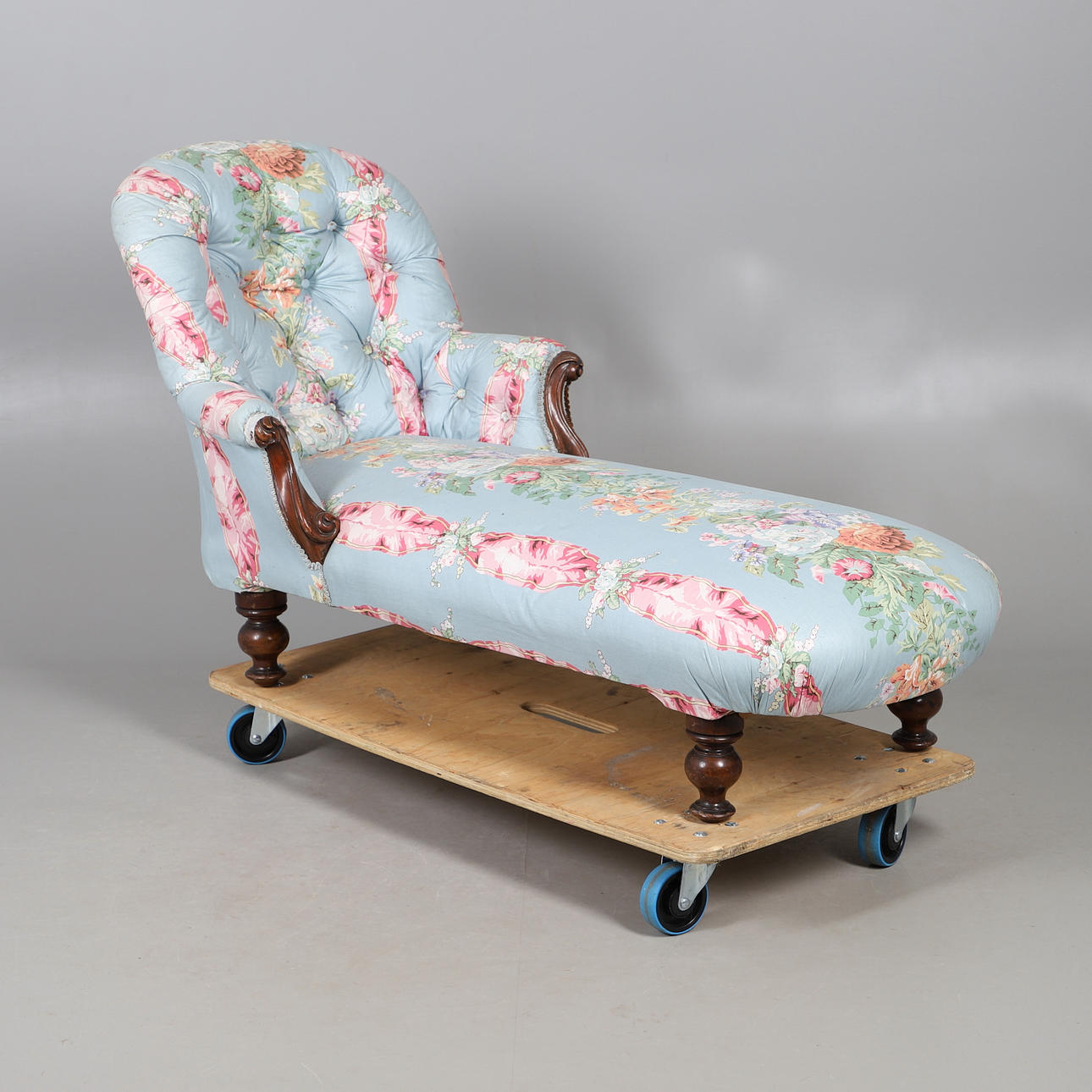 EN VIKTORIANSK STOLRYGG SCHÄSLONG.