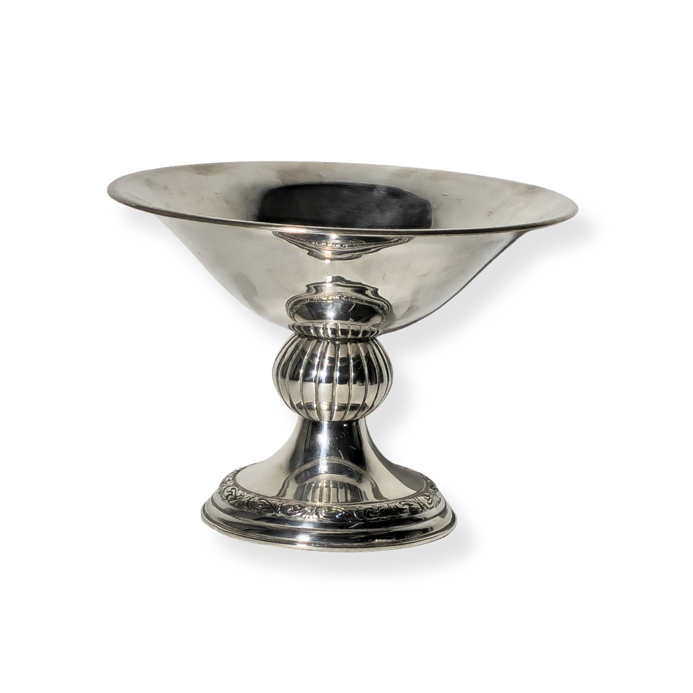 LARGE CHALICE AS A CENTERPIECE IN SILVER.
