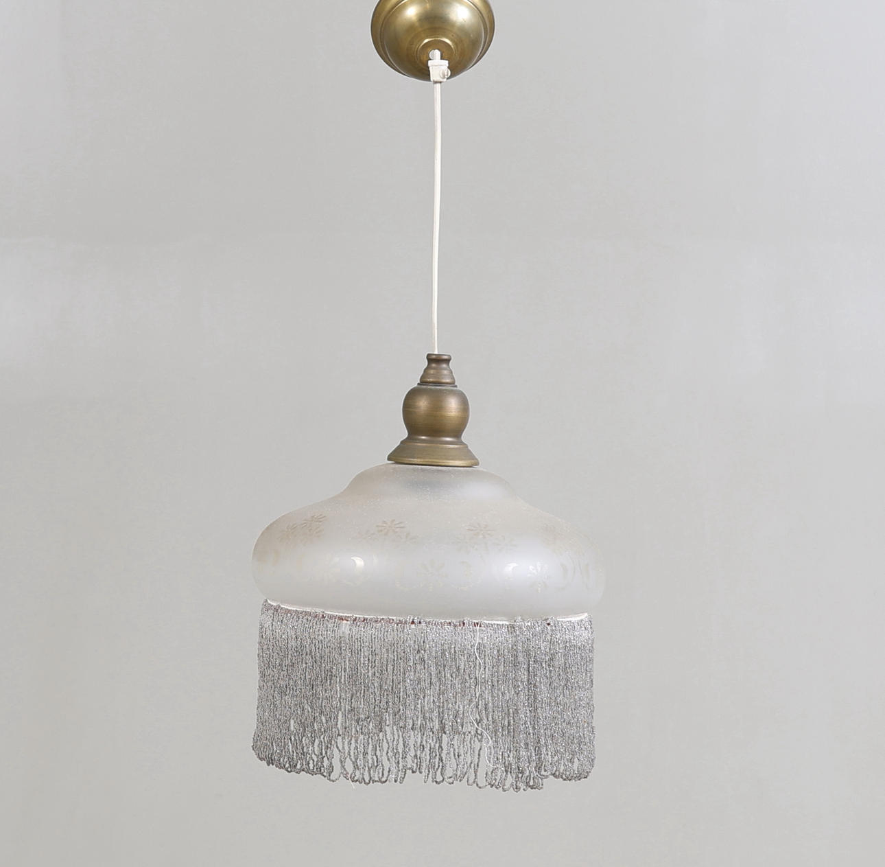 PÄRLFRANSLAMPA, glas, 1900-tal.