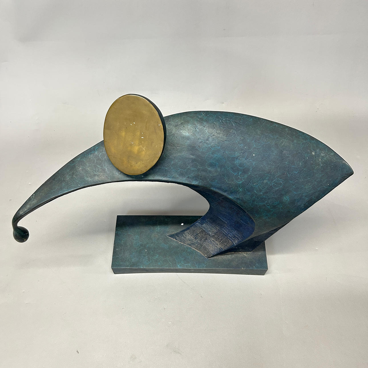 A LARGE ABSTRACT BRONZE SCULPTURE.