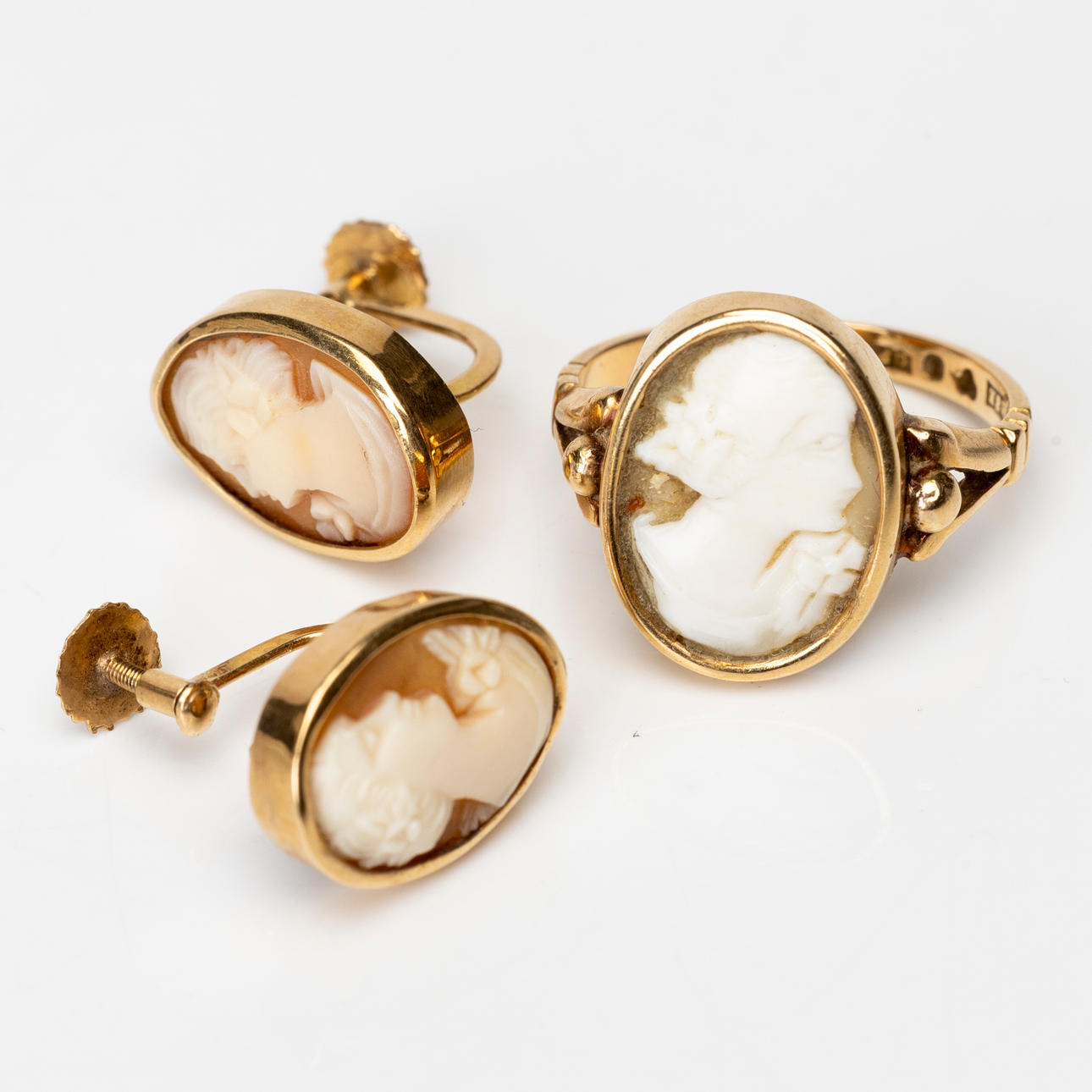 RING SAMT ÖRHÄNGEN, kamé och 18k guld.