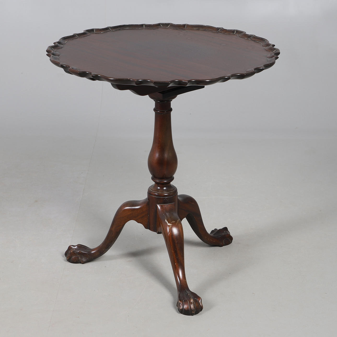 A GEORGE III STYLE MAHOGANY TRIPOD TABLE.
