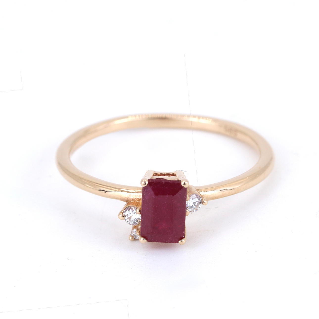 14CT RUBY AND DIAMOND RING.
