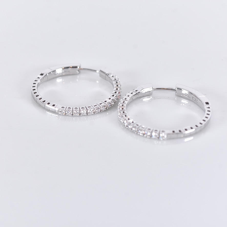 DIAMANTCREOLER, ett par, 0,69ct, vitguld 18K.