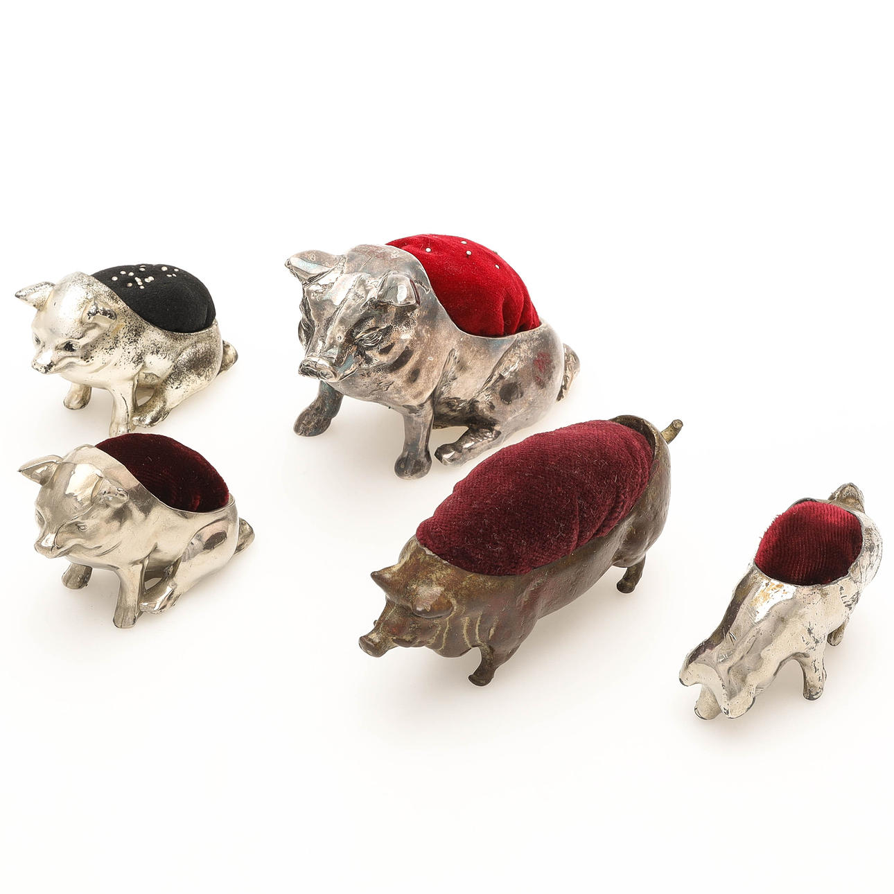 NÅLDYNOR, 5 delar, metall, form av grisar.