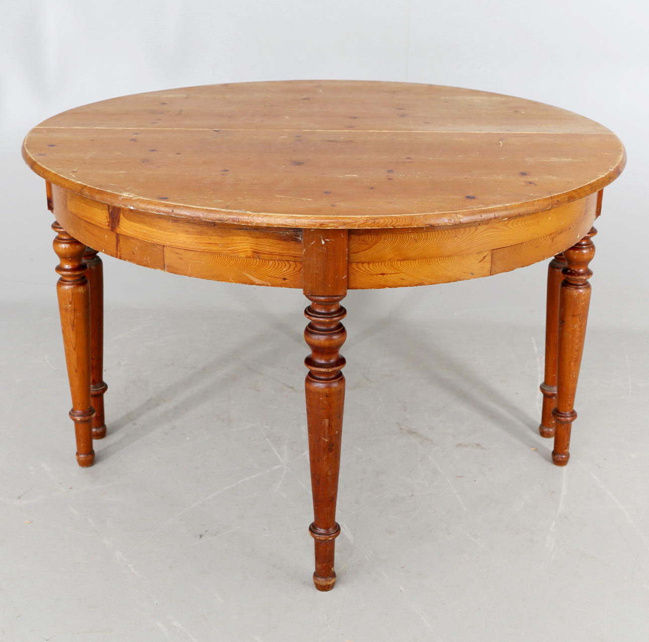 HALVMÅNEBORD, 1800-tal.