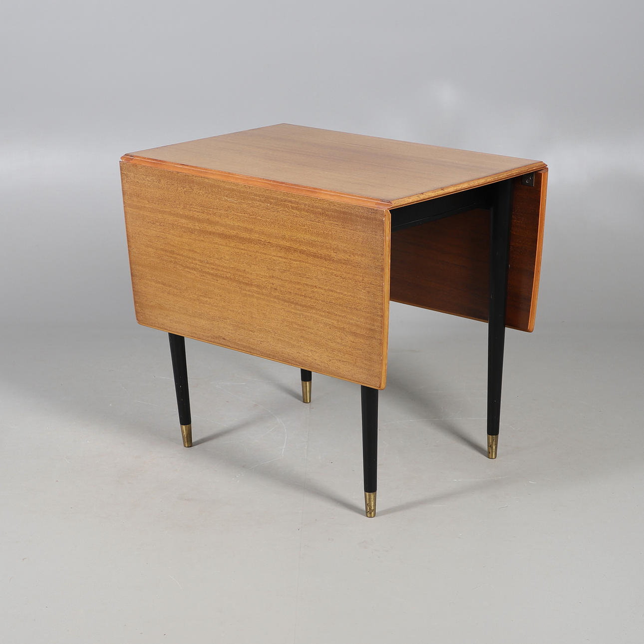 JOS DE MEY (20TH CENTURY). A DOUBLE DROP LEAF DINING TABLE.