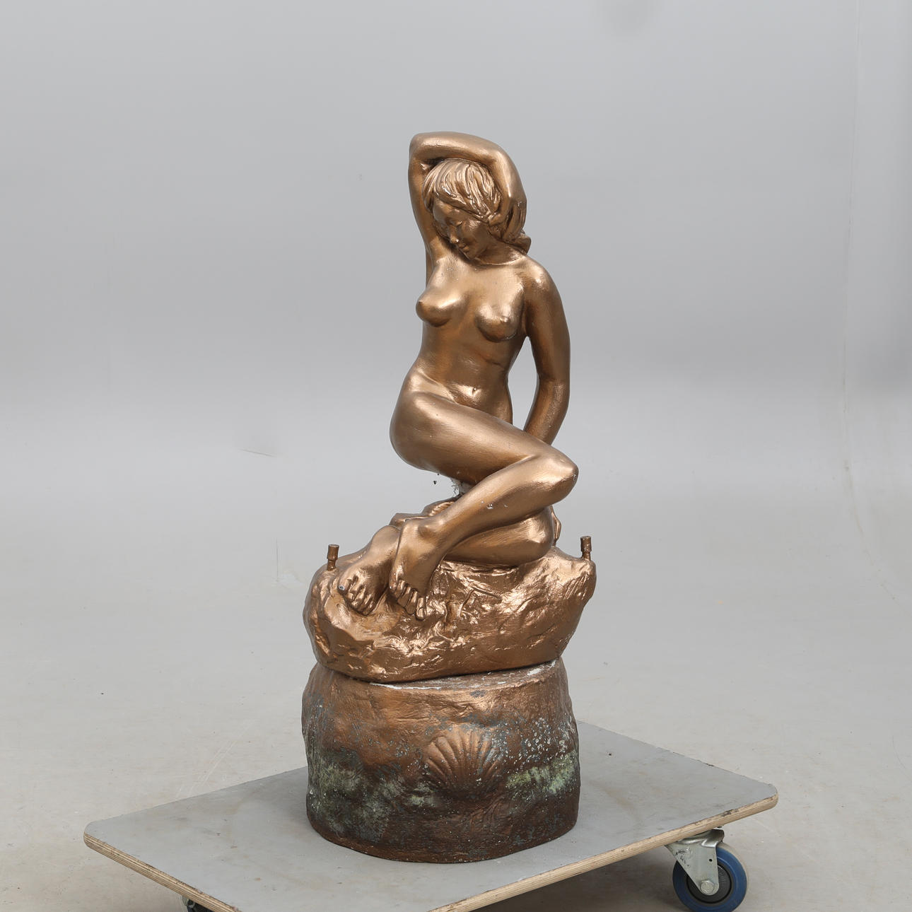 GINO MANCA. SKULPTUR/FONTÄN, bemålad cement, signerad.