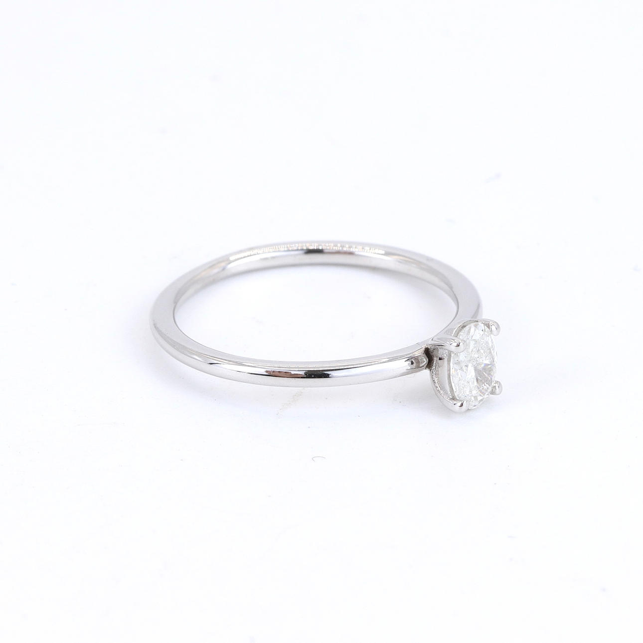 CONTEMPORARY OVAL CUT DIAMOND RING.
