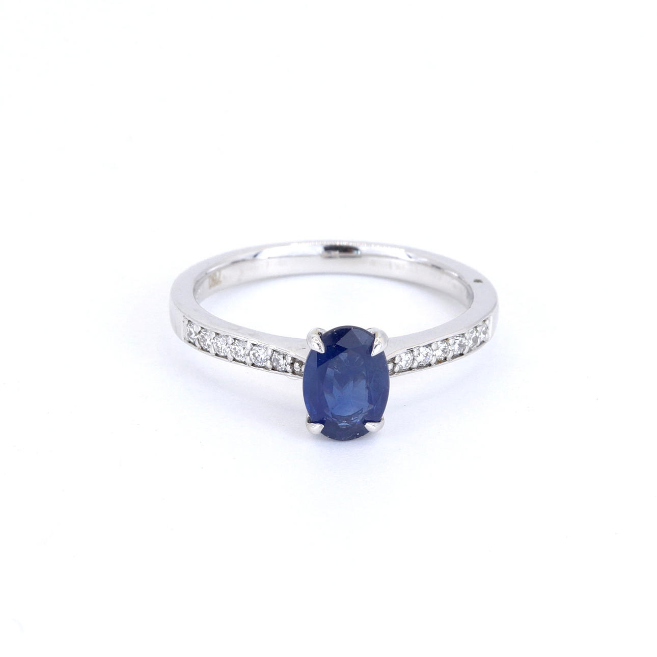18CT SAPPHIRE AND DIAMOND RING.