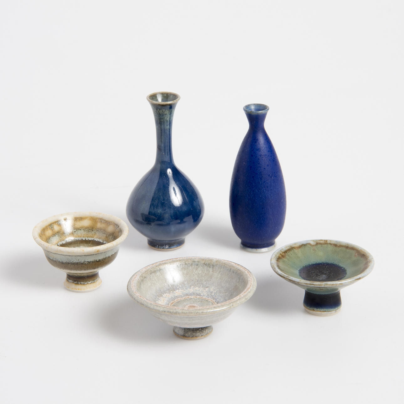 MINATYRSKÅLAR SAMT VASER, 5 delar, keramik, John Andersson, Höganäs.