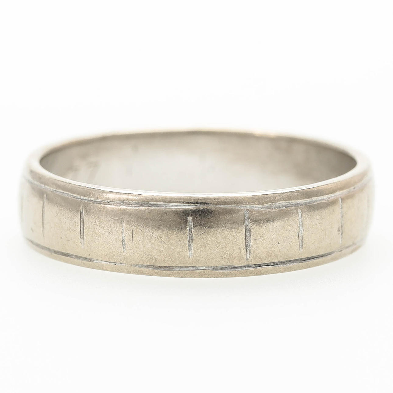RING, 18 k vitguld, mönstrad, Nimbus, Eskilstuna 1978.