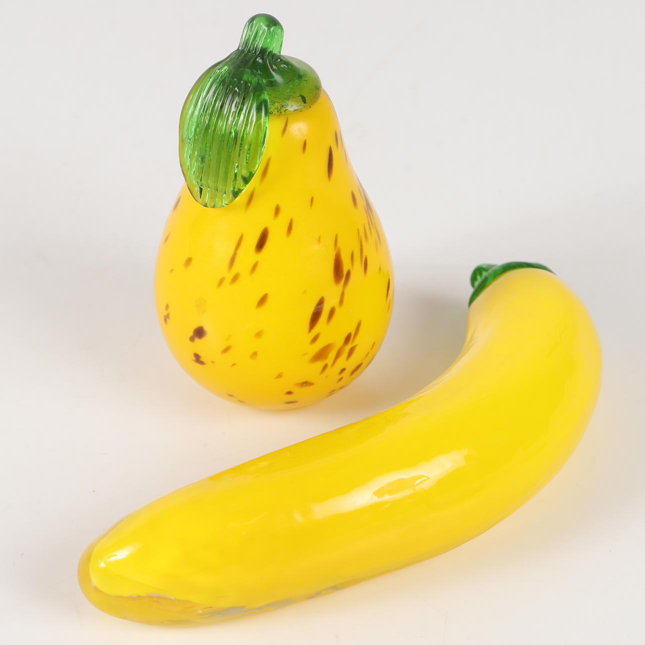 FIGURINER, 2 stycken frukter, glas, osignerade.