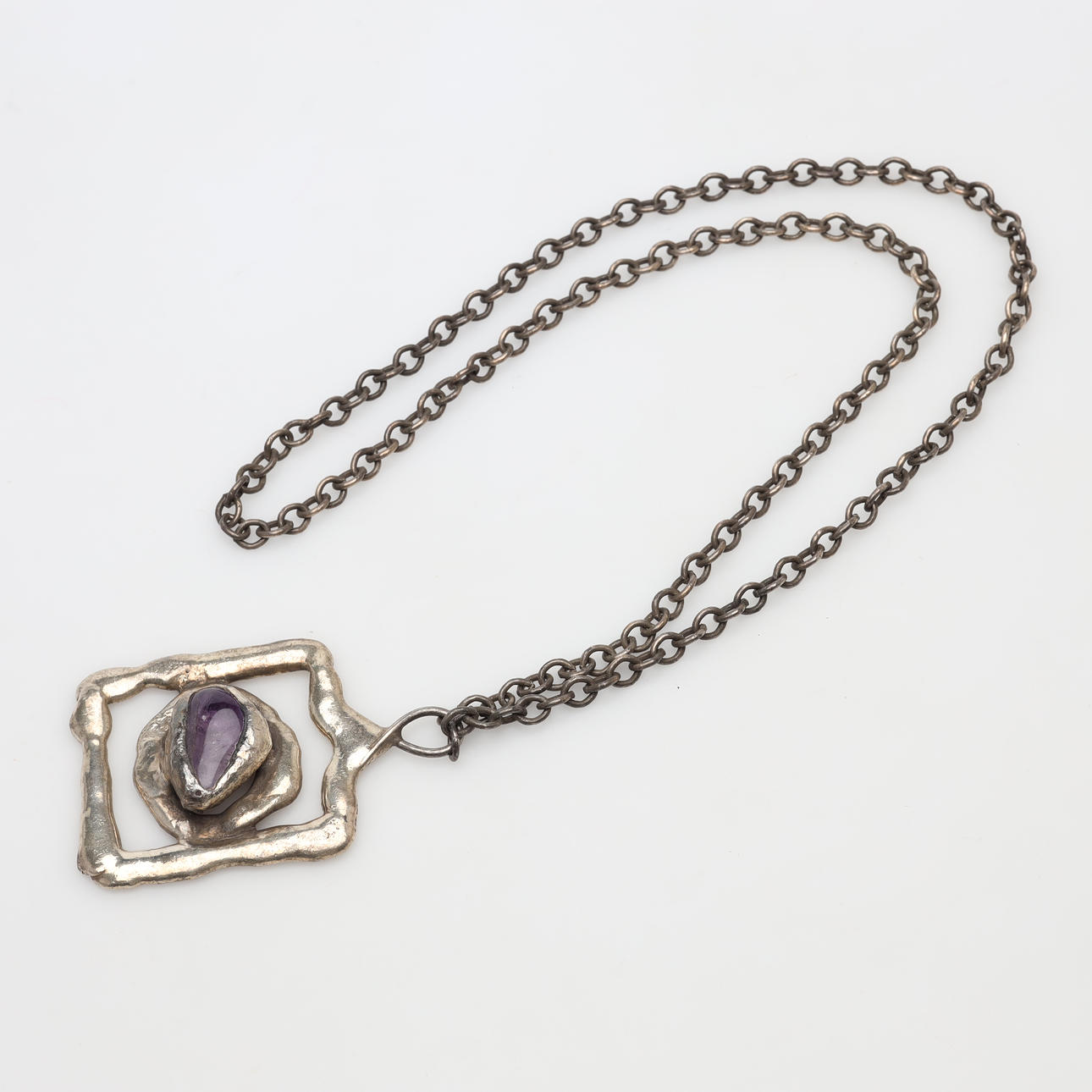 JACOB HULL. PENDANT and CHAIN, metal.