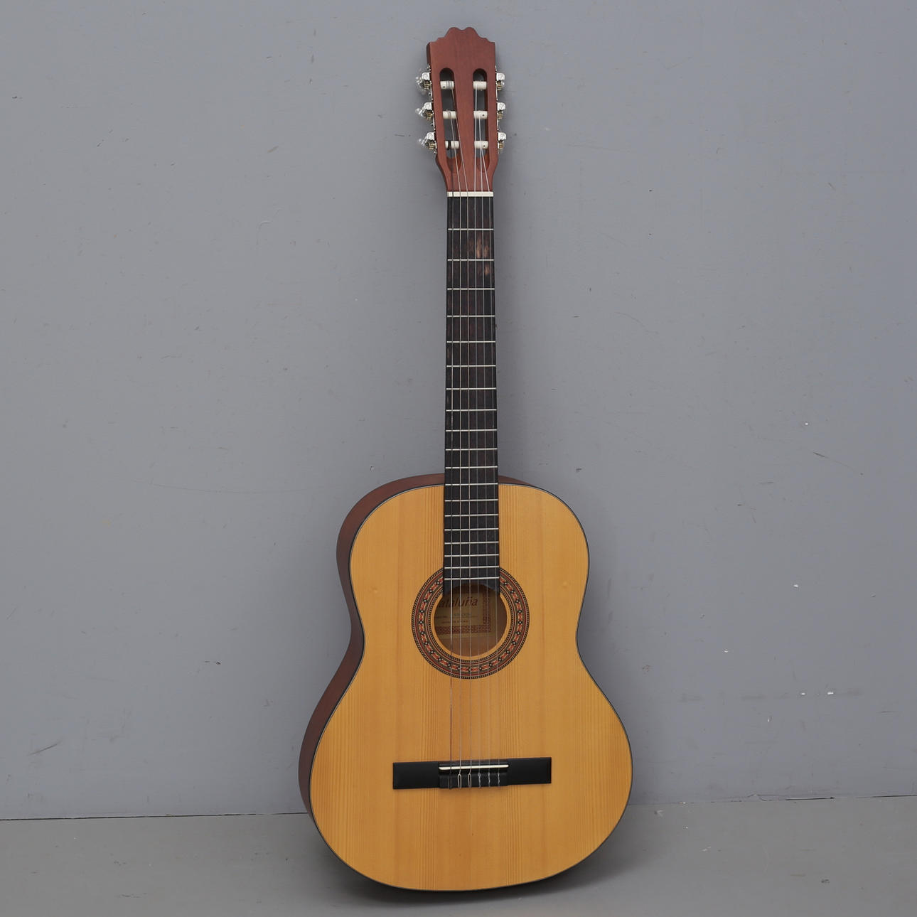 GUITAR, Cataluna, model SGN-C81NS, China.