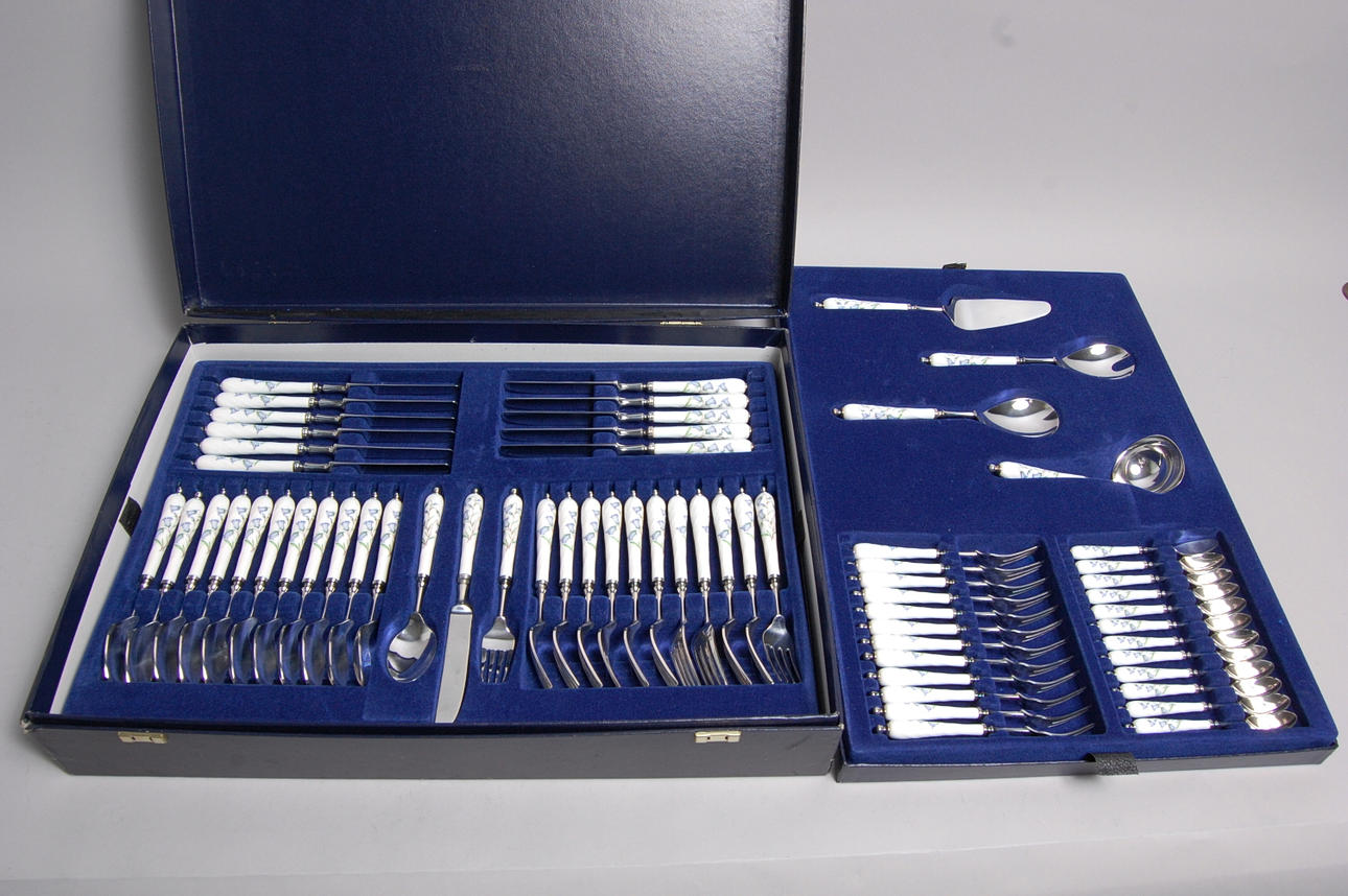 BESTICKUPPSATS, " Christineholm " 64 delar i schatull.