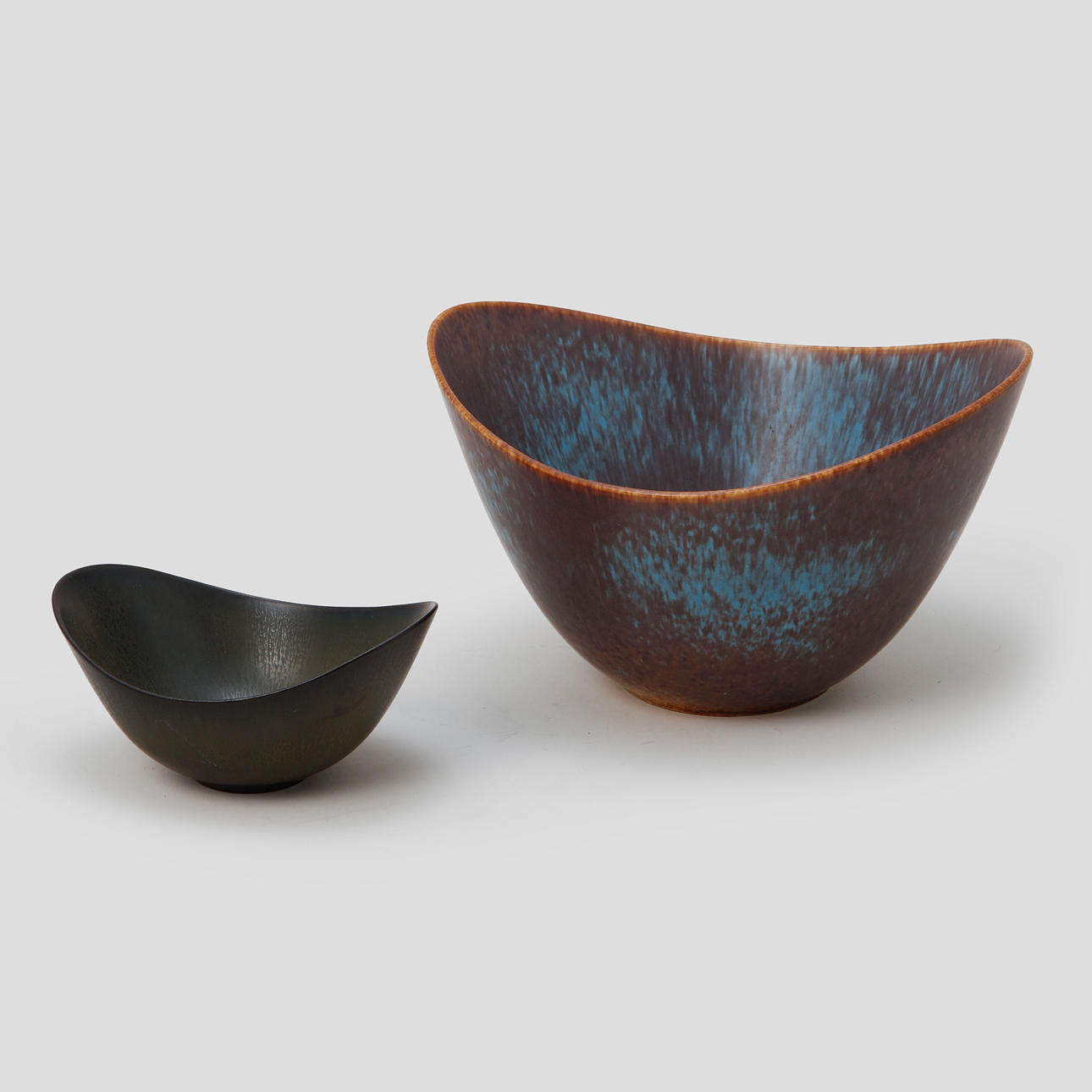 GUNNAR NYLUND. Skålar, 2 st, stengods, Rörstrand.