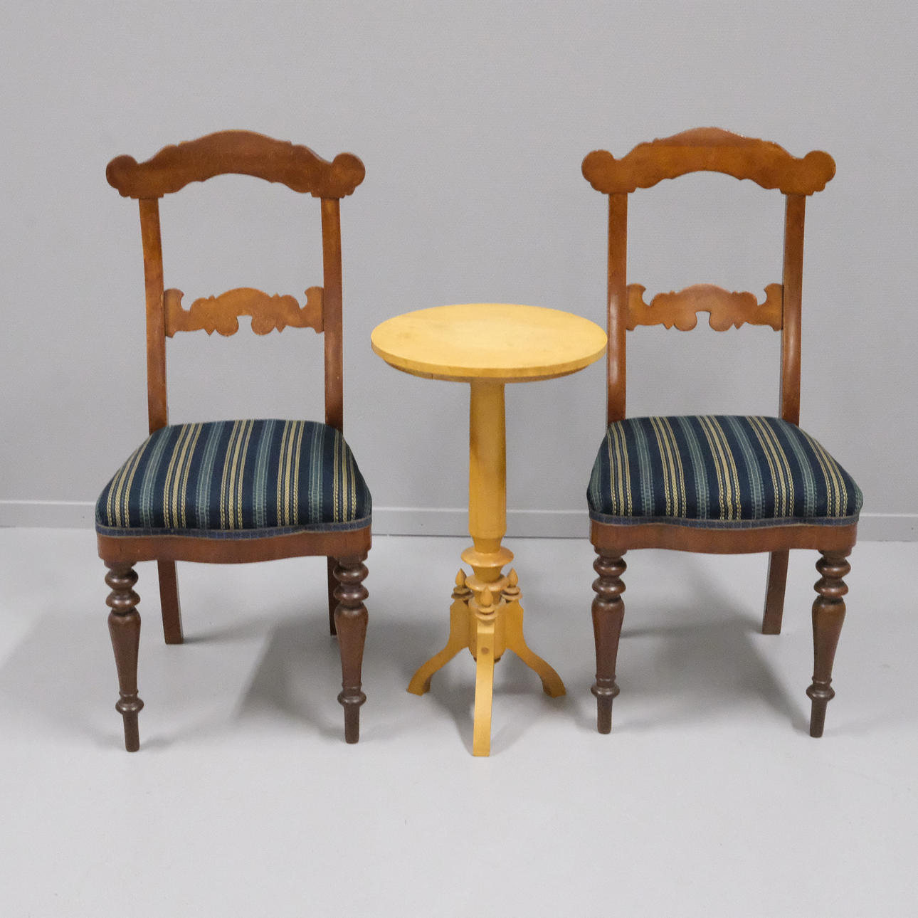 TWO CHAIRS AND A PILLARED TABLE, 1800/20TH CENTURY.
