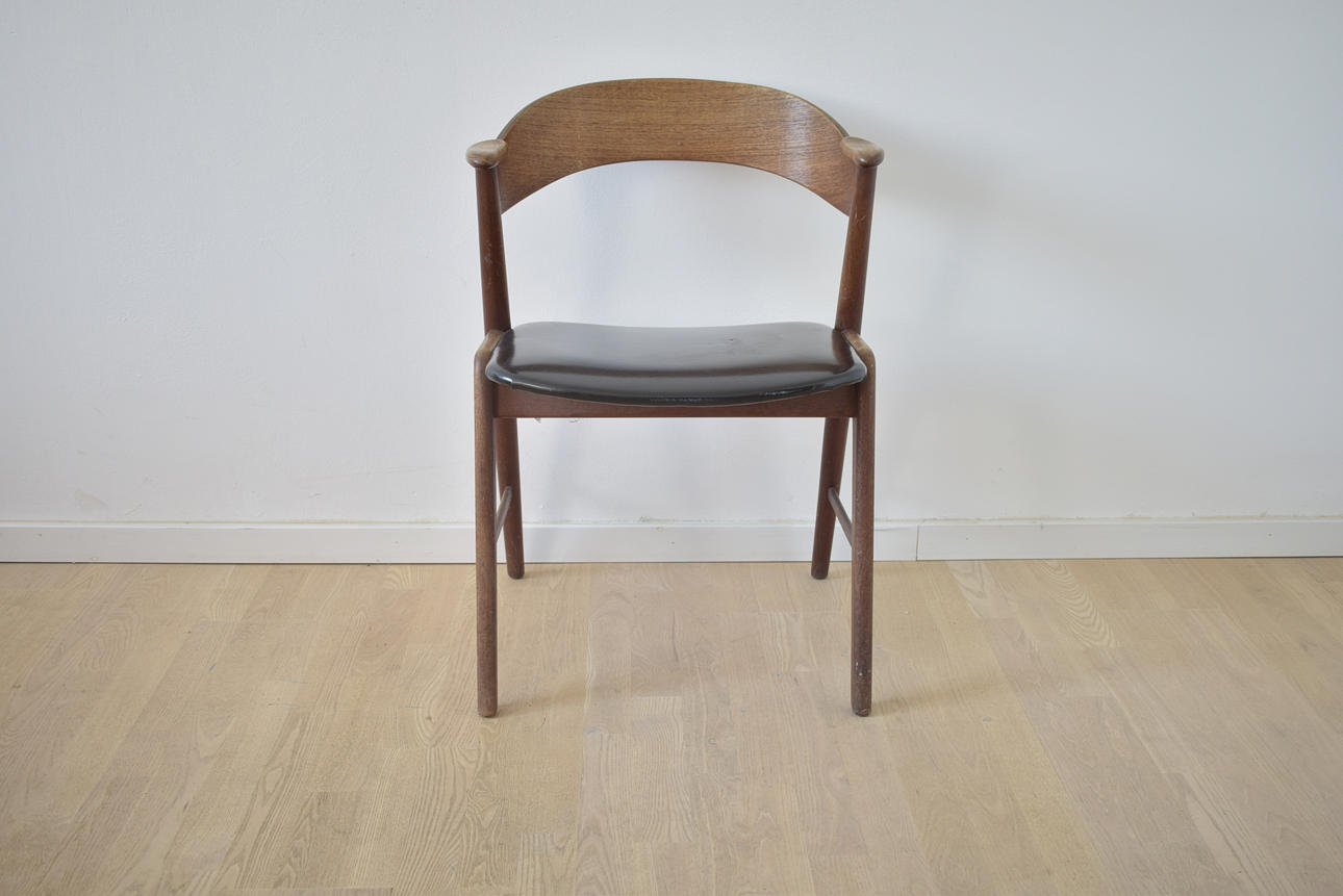 KAI KRISTIANSEN. Nagelstol i teak med svart vinal lädersits, omkring 1950-talet.