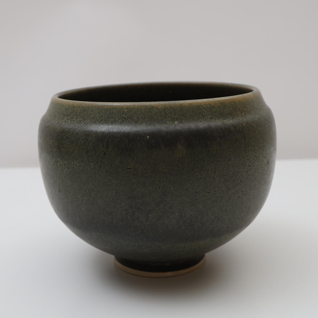 LASSE ÖSTMAN. Skål, glaserat stengods, signerad.