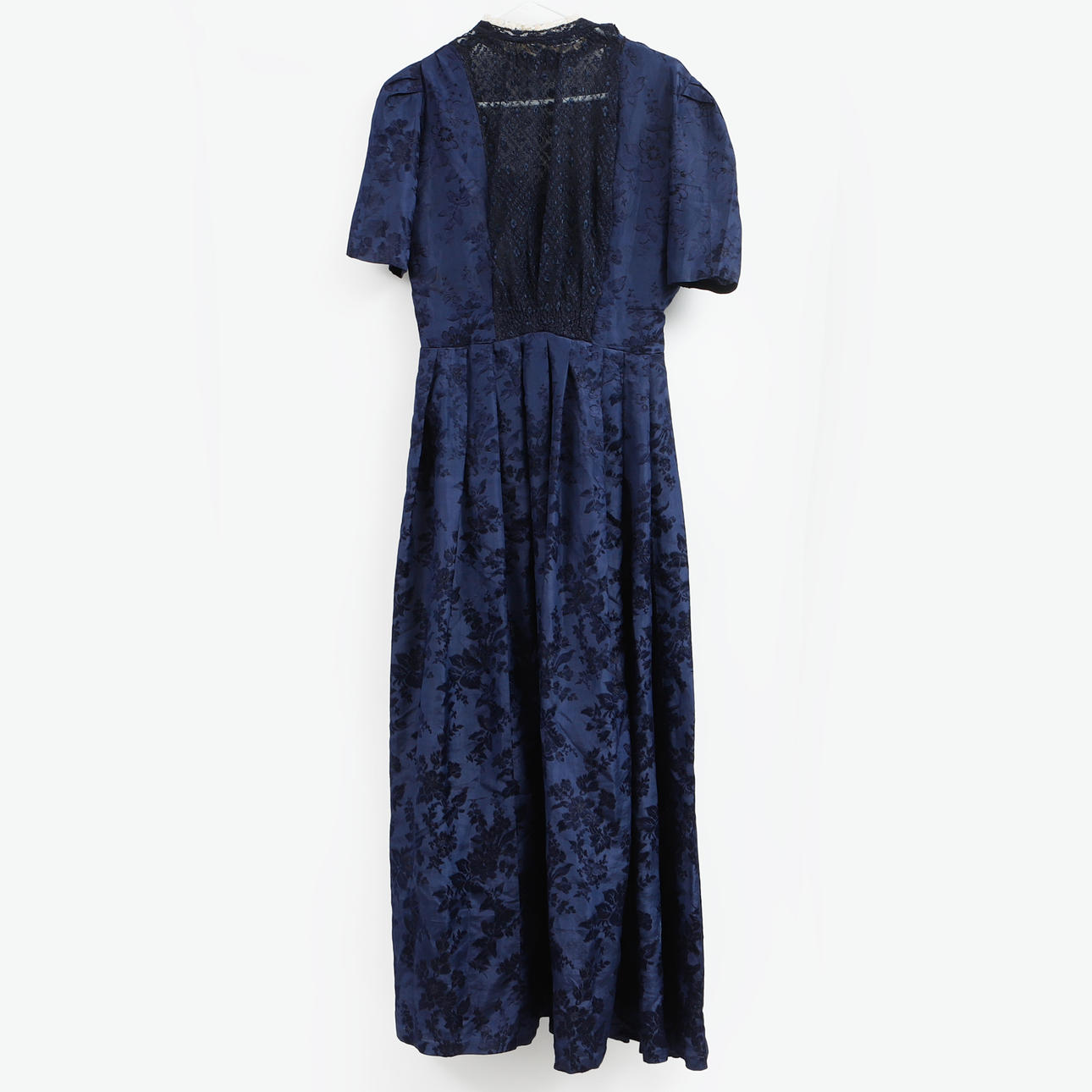 KLÄNNING och AFTONVÄSKA, 18/1900-tal.